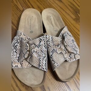 Anthropologie Beige Snakeskin Sandals (shoe8)